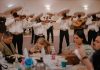 Los mariachis siguen tocando sin que el virus ni las muertes silencien su música