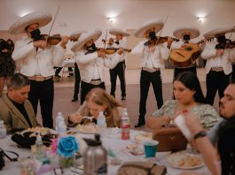 Los mariachis siguen tocando sin que el virus ni las muertes silencien su música