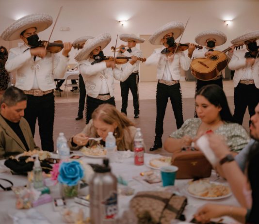Los mariachis siguen tocando sin que el virus ni las muertes silencien su música