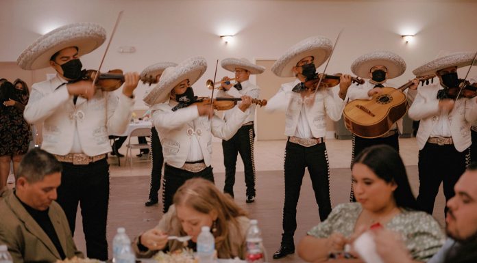 Los mariachis siguen tocando sin que el virus ni las muertes silencien su música