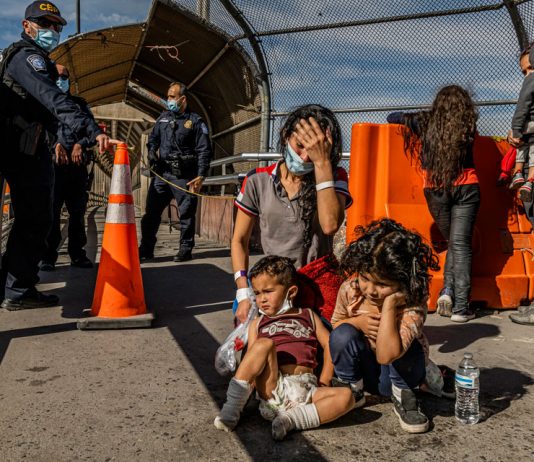 Imágenes de confusión y angustia: Familias migrantes deportadas por sorpresa