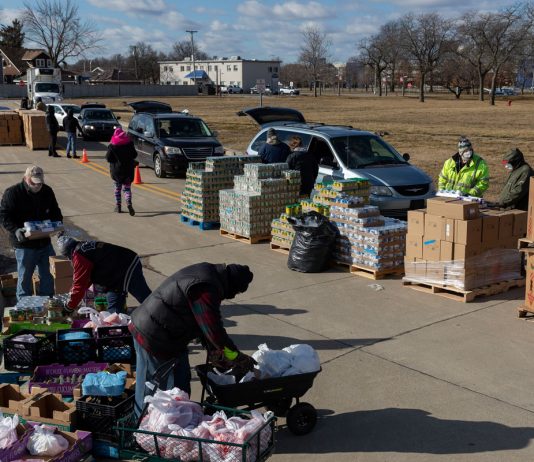 Unemployment claims fall, fueling economic hope