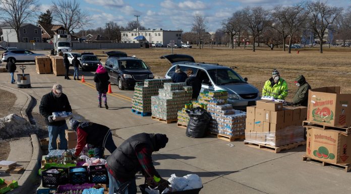 Unemployment claims fall, fueling economic hope