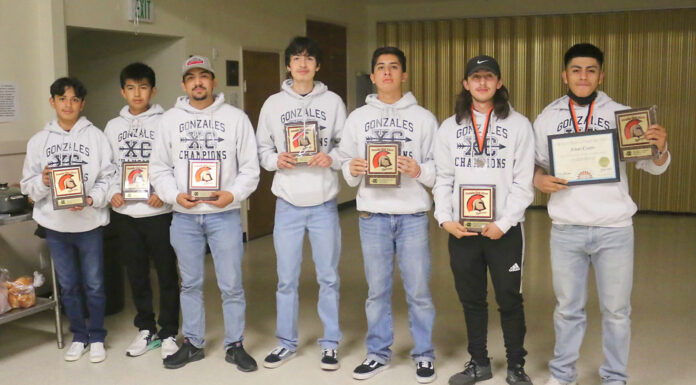 Cross Country | Gonzales Spartans team hosts awards night