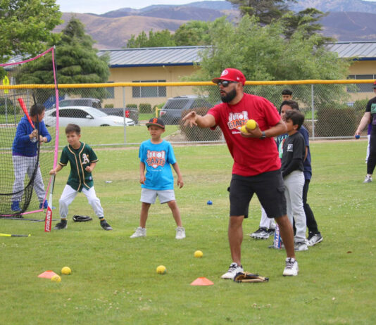 Junior Giants kick off season with Soledad clinic