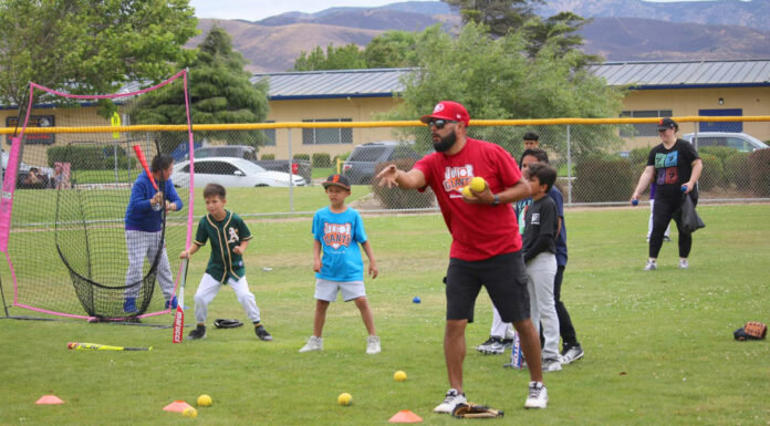 Junior Giants kick off season with Soledad clinic