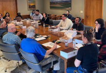 El Comité de Supervisión del Estudio de Vivienda para Trabajadores Agrícolas se reúne para revisar el progreso