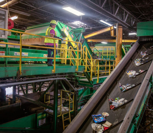 Columna de Invitados | ¿Por Qué Los Residentes de California Deben Dejar de Arrojar Bolsas Plásticas a Sus Botes de Reciclables?