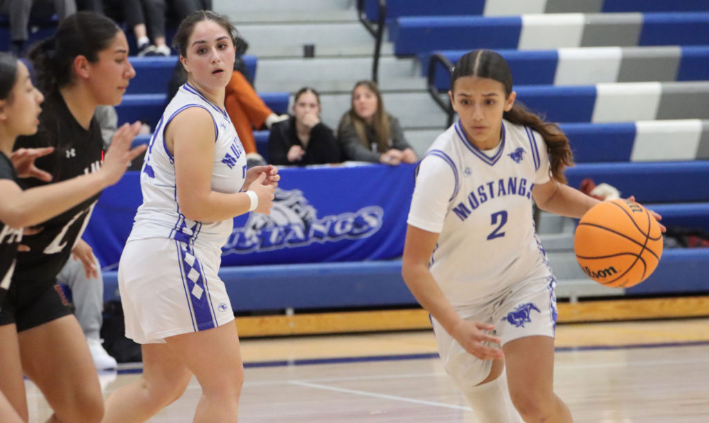 Image for display with article titled Basketball | South Monterey County Hoopsters Prepare for Second Half of Season