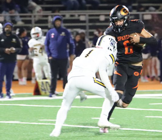 Football | Gonzales sinks Mariners as King City breaks Pacific Grove Gonzales football quarterback