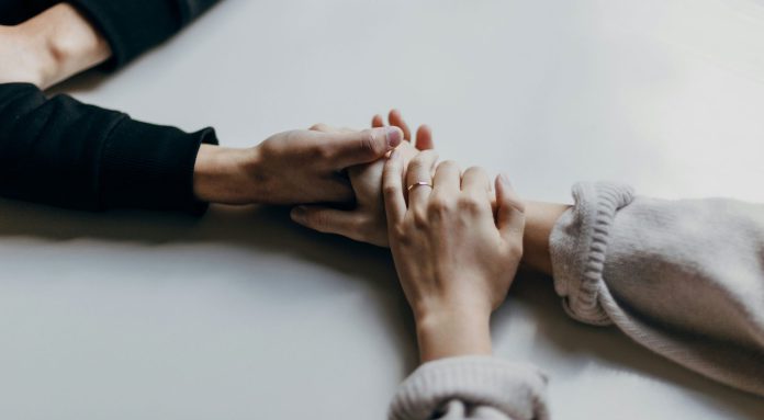 Holding-hands-priscilla-du-preez-Wxhsx3X10OA-unsplash