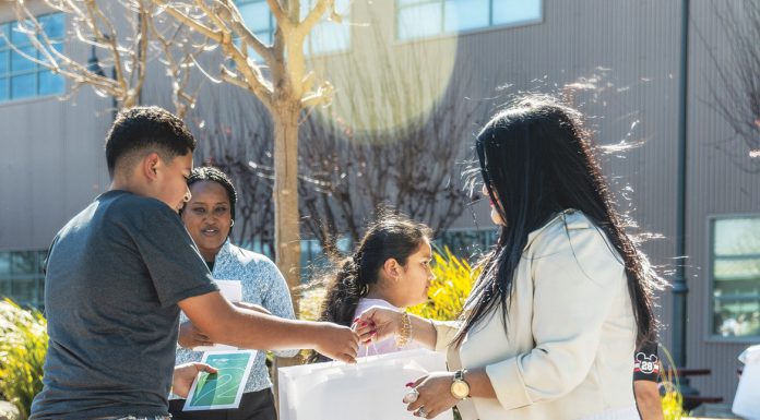 Hundreds of laptops distributed to Salinas Valley students, families Laptops distribution