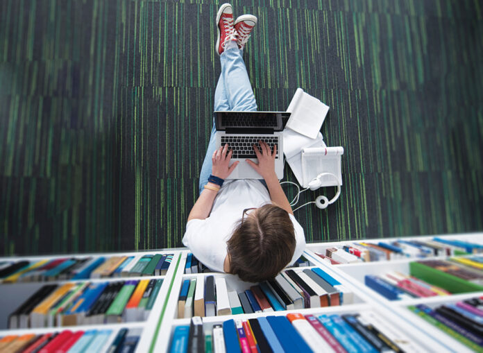 Library student AdobeStock_110758121 Student in library
